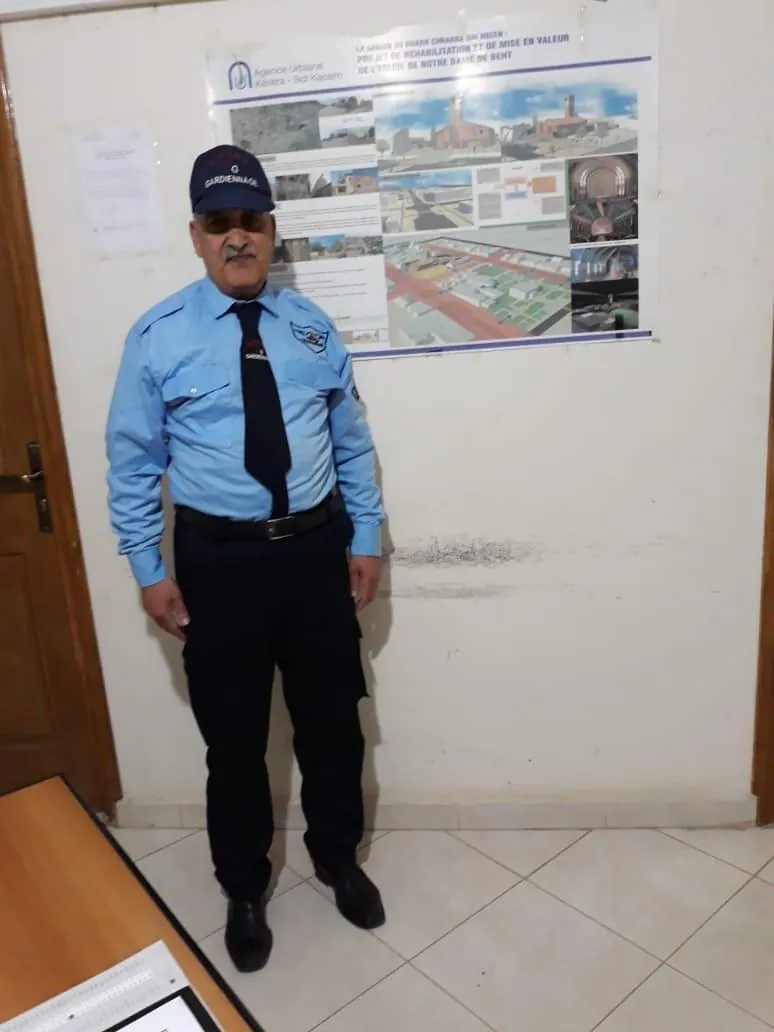 Agent TIHAMA en tenue d’été à son poste.