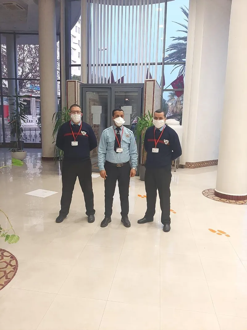 Équipe TIHAMA dans le hall d’un bâtiment administratif.